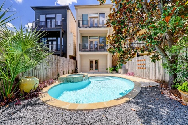 Photo - 5202b Rose St