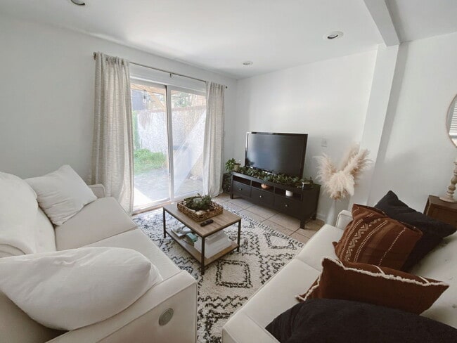 Photo - 1528 Bainbridge St