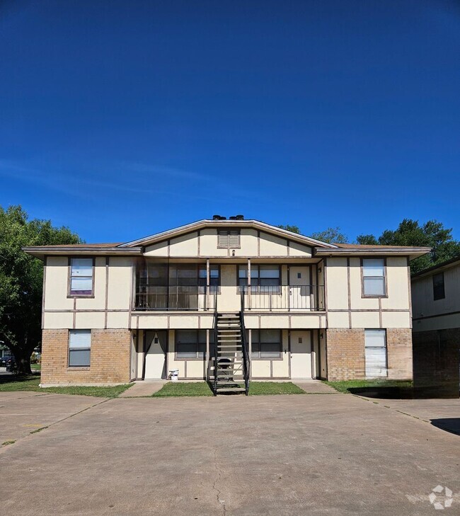 Building Photo - 2001 Cedarhill Dr Unit 4 Rental