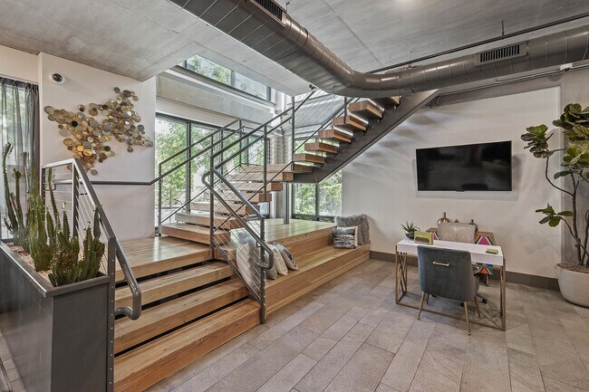 Los Ruckus Lofts99 - Yugo Austin Nueces