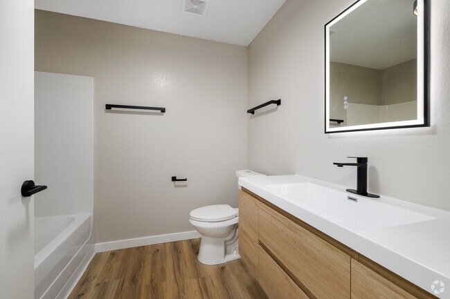 2BR, 2BA - 917SF - Bathroom