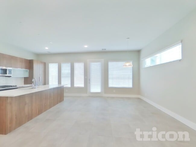 4421 Bora Bora Ln