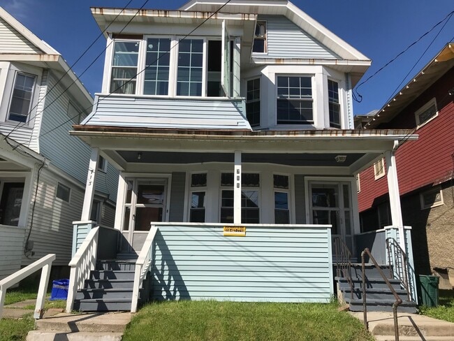 Building Photo - Beautifully modernized 5 bedroom, 1.5 bathrooms, 1st floor