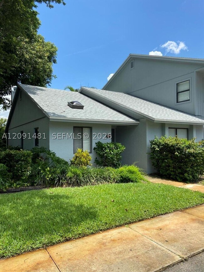 Building Photo - 2425 SW 22nd Ave Unit 102B