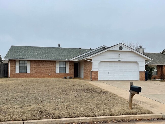 Building Photo - 3 bed 2 bath, 2 car, NEW LVP! Moore Schools, fenced yard!