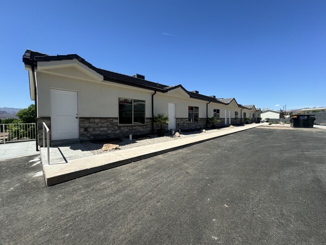 Building Photo - 435 N Stone Mountain Dr Rental