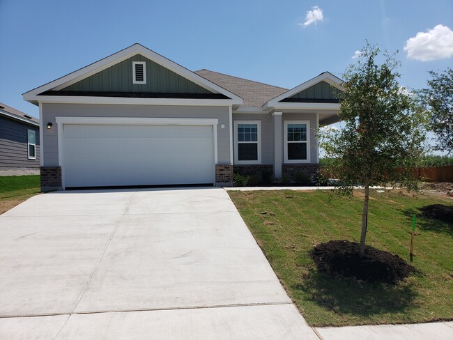 Brand New Home, Quiet Community, Modern interior, open floor plan, private yard. - 17813 Shafer Dr House