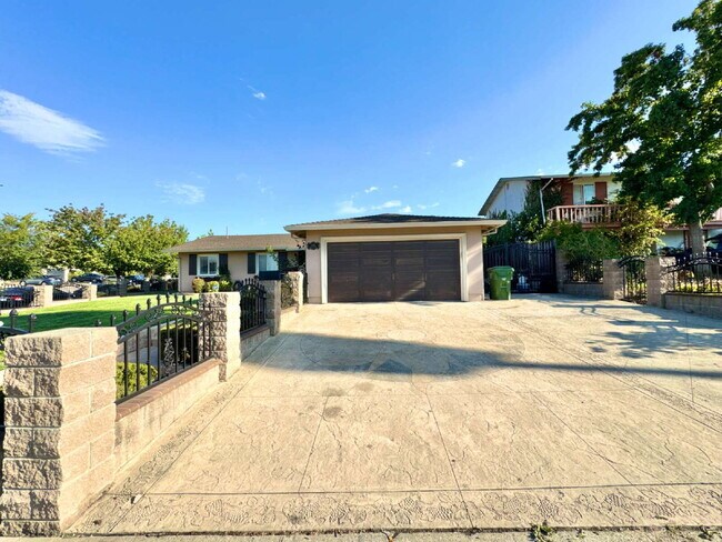 Photo - Large Evergreen Home with Solar & Community Pool