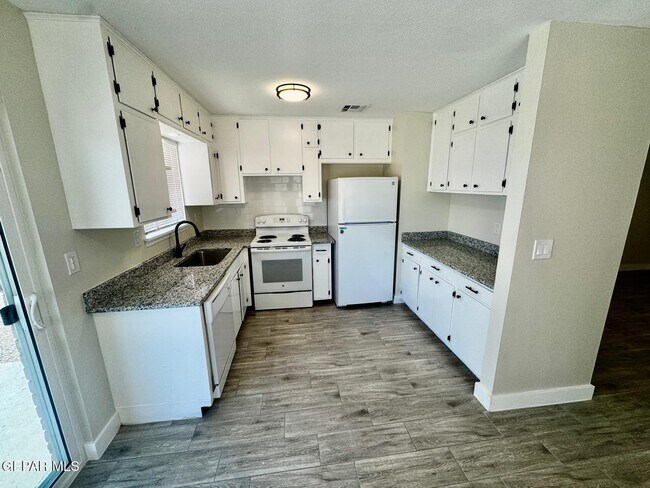 Photo - 8636 Mettler Dr