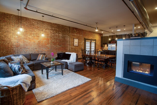 LR - 225-200 E Blaine St Unit 200