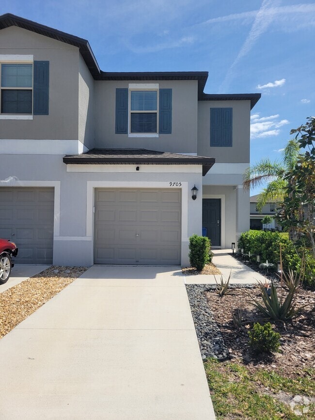 Building Photo - 9705 Pembrooke Pines Dr Rental
