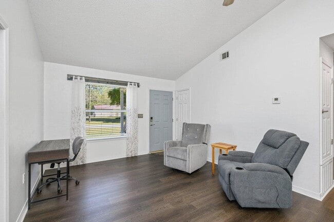 Photo - 386 Brackin St