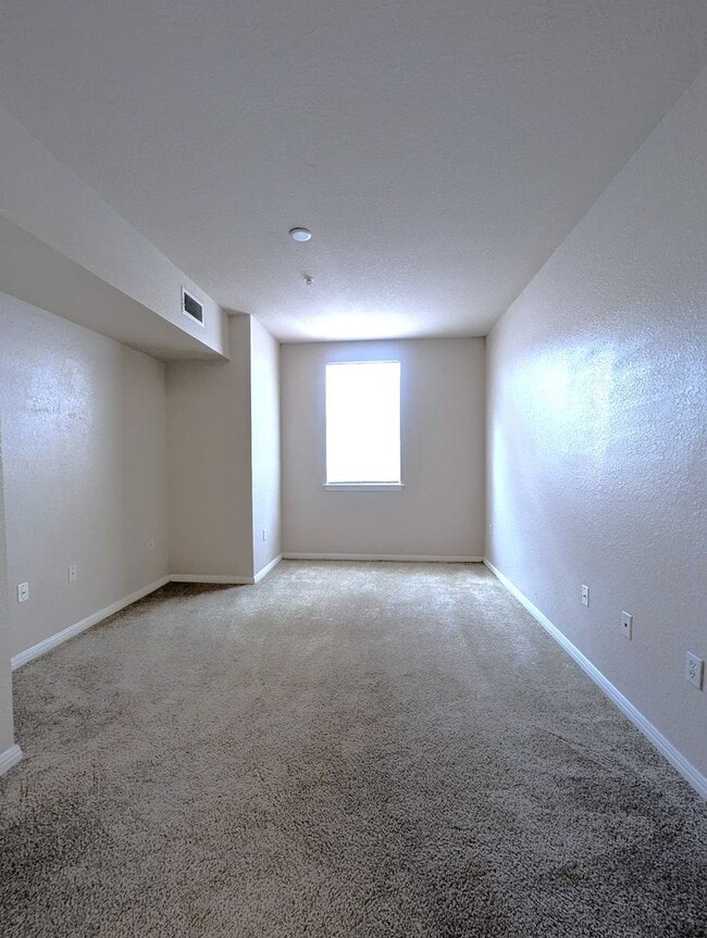 Photo - 1x1 Bright and spacious, convenient 1st fl...