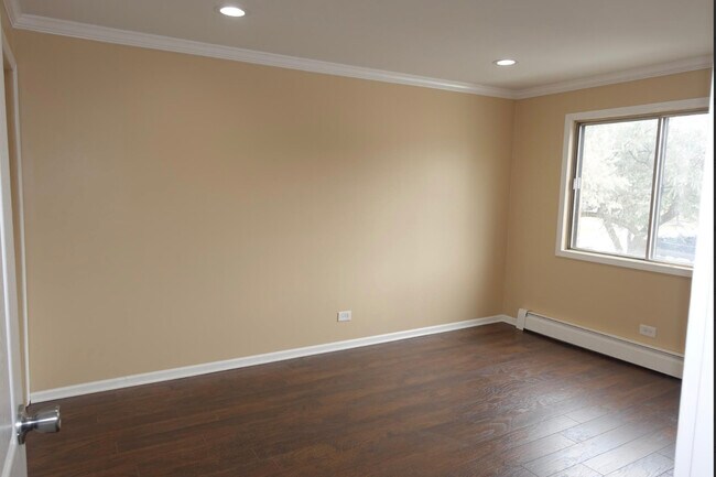 Photo - 629 W 65th St