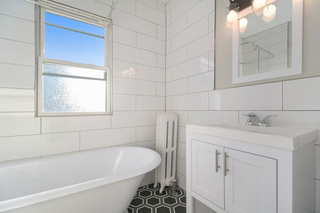 Photo - 601 W 4th St