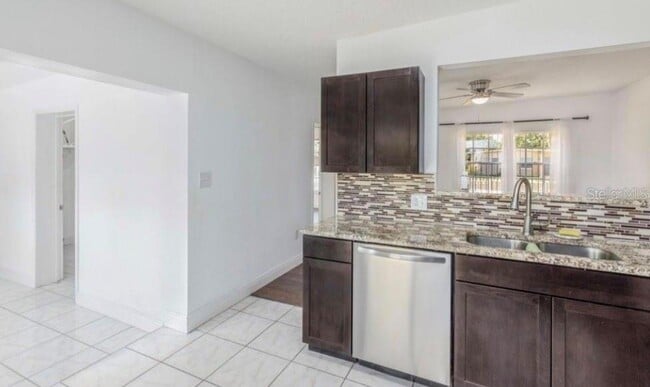 Photo - 1625 Queensway Rd