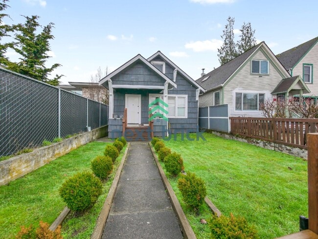 Building Photo - 3 Bed and 1 Bath Beautiful Duplex is Available for Rent!