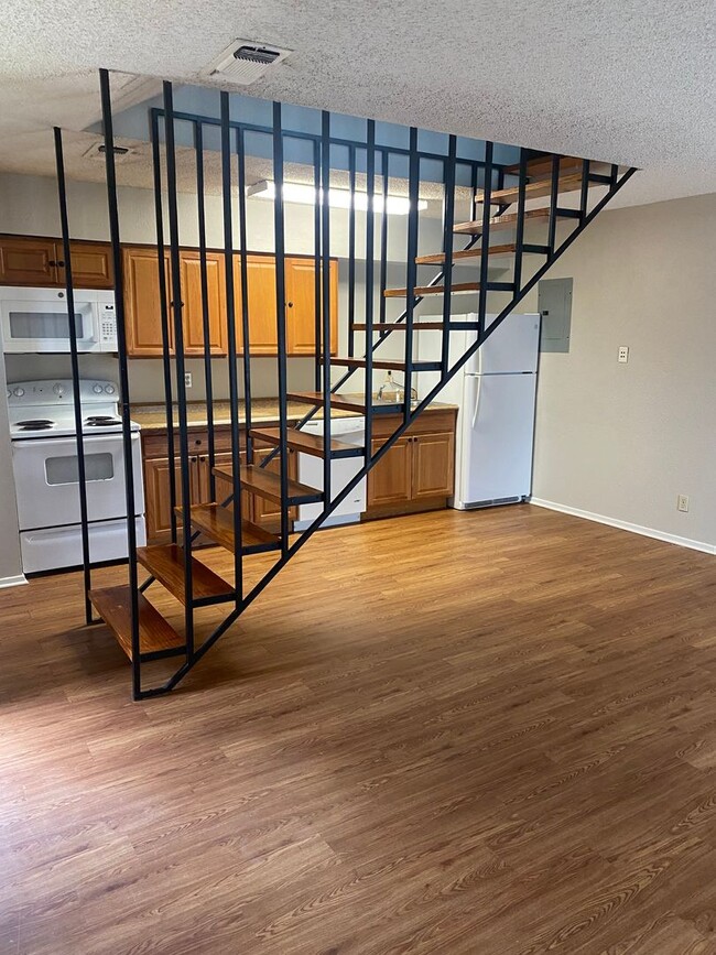 Photo - 513 S Bowen Rd