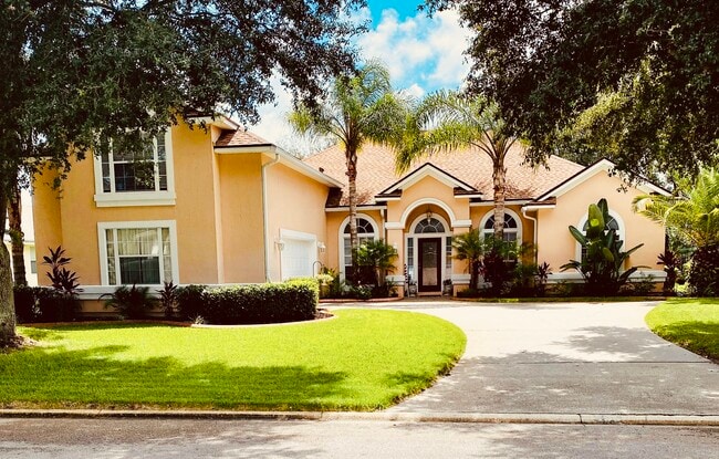 Photo - 405 W Silverthorn Ln