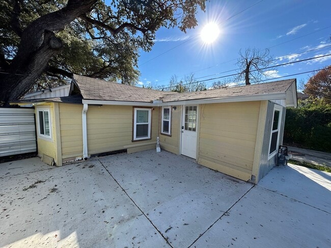 Building Photo - *COMING SOON* ALL BILLS PAID!! 1 Bedroom /... Rental