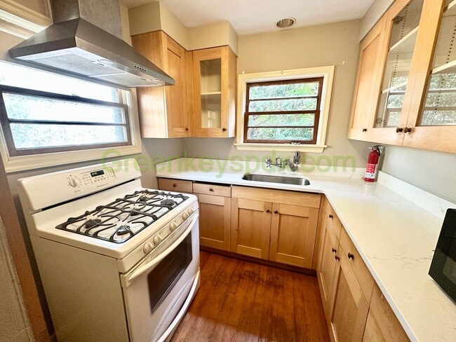 Photo - Cute 2-Bedroom Cottage by OHSU on the Hill...
