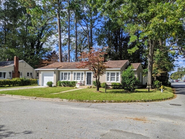 Building Photo - Lovely 3 Bedroom Rambler