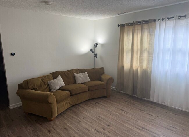 Photo - 1120 E 6th St Unidad 2