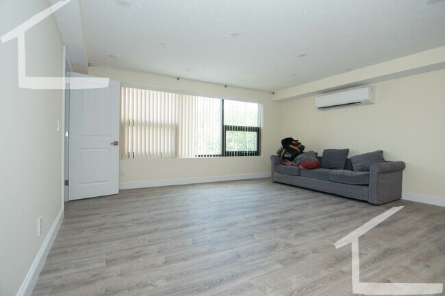 Photo - EXTREMELY MODERN 2 bed Stunner near BU for...