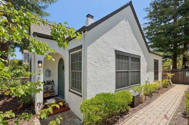 Building Photo - Downtown Palo Alto Cottage | Private Yard | Walk to University Ave