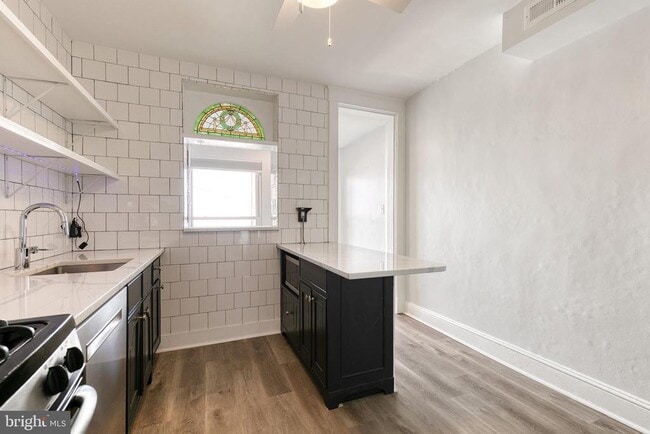 Photo - 860 W 33rd St