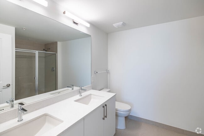 2BR, 2BA - 910SF - Primary Bathroom