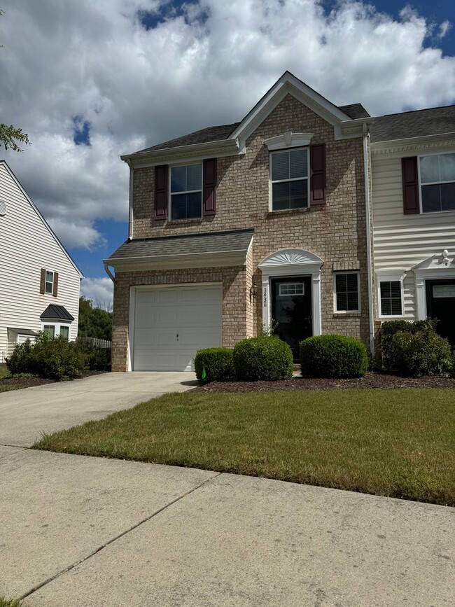 Lovely 3 Bedroom End Unit Townhome with ga... - Lovely 3 Bedroom End Unit Townhome with ga...