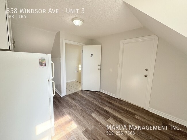 Photo - COZY BACHELOR UNIT 1 BATH - ALL INCLUSIVE - DOWNTOWN WINDSOR! Unit 3