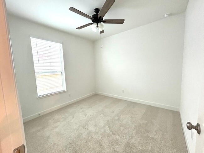 Photo - 211 Sierra Strm Ln