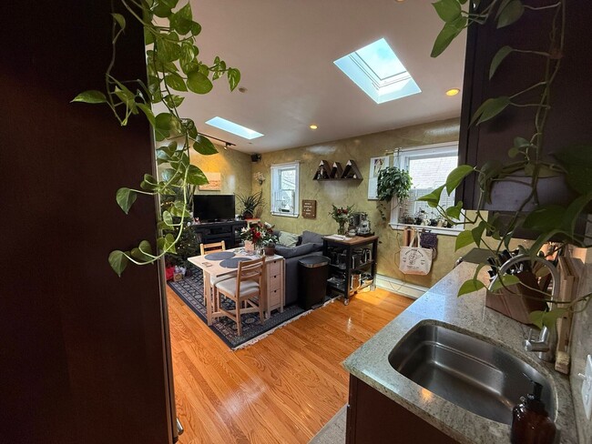 Stunning 2 Bed Right in Davis Square! Avai... - Stunning 2 Bed Right in Davis Square! Avai... Rental