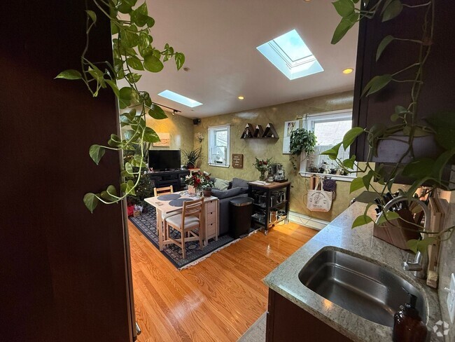 Building Photo - Stunning 2 Bed Right in Davis Square! Avai... Rental