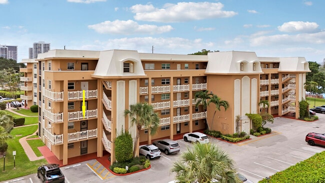 Building Photo - 308 Golfview Rd Unit 201