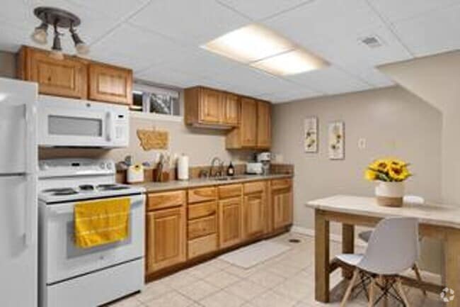 Building Photo - Elm Street Duplex Unit 2 Rental