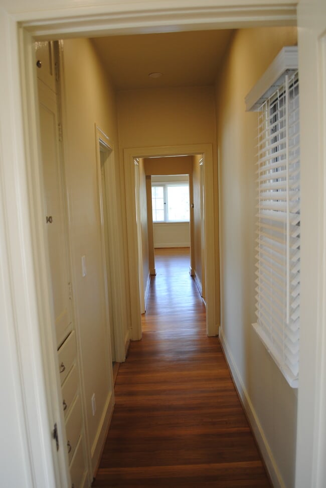 Photo - 1172 E Orange Grove Blvd Unidad Upstairs apt in four plex