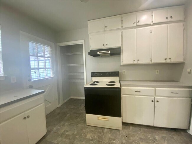 Photo - 1609 W 11th St