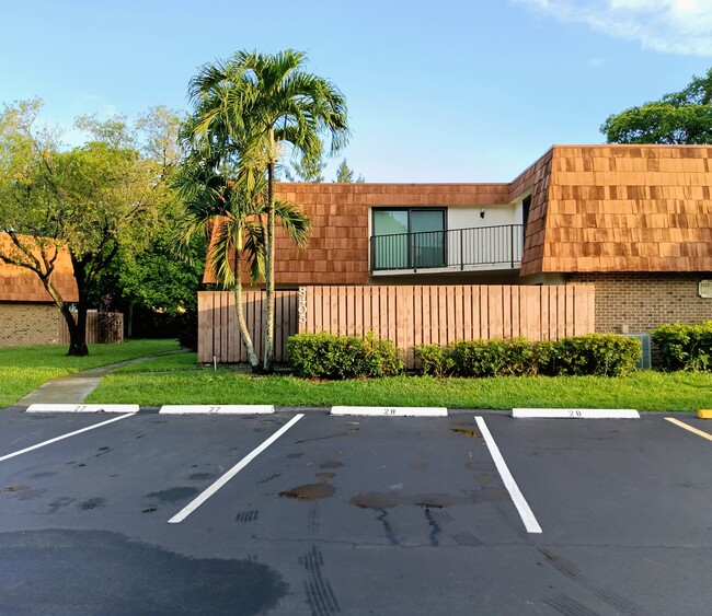 Building Photo - 8405 N Coral Cir Rental