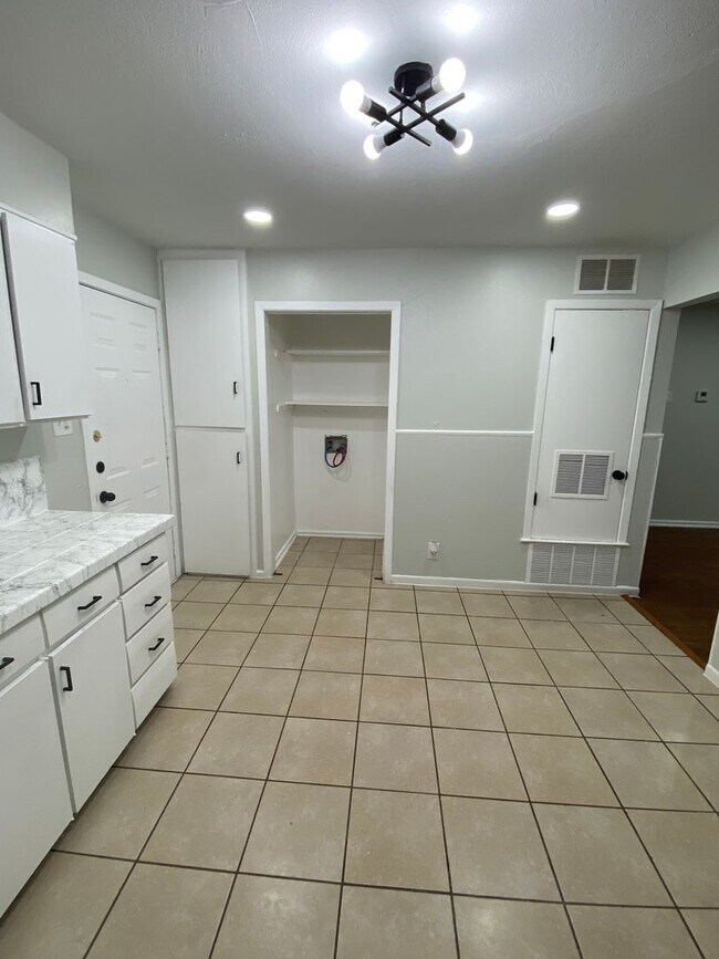 Photo - Recently Updated 3 Bedroom 2 Bath Minutes From Downtown