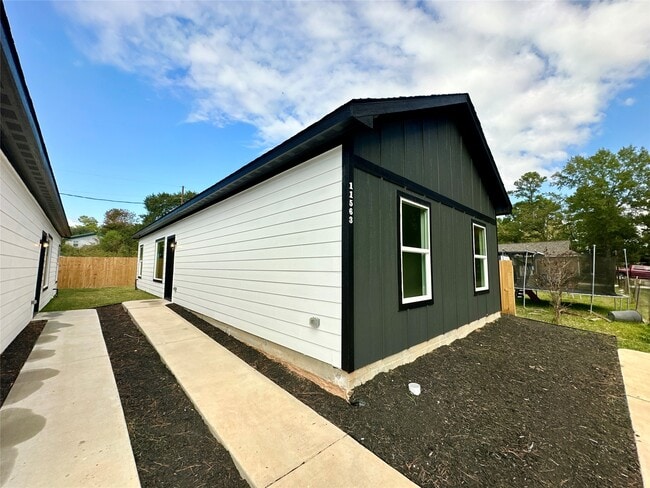 Building Photo - 11557 Persimmon St