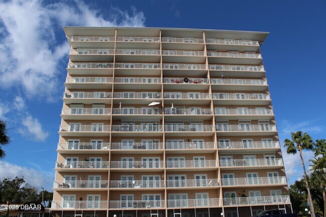 Building Photo - 404 S Beach St