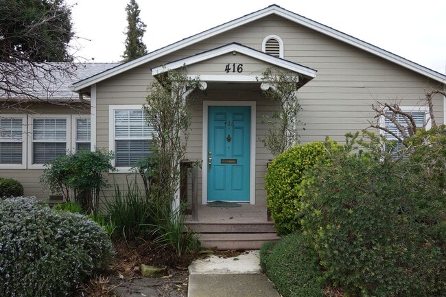 Building Photo - Charming 2 Bedroom in Heart of Downtown