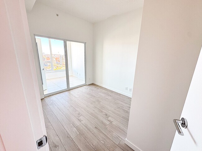 Photo - Centre West - 1908 Unit 1908