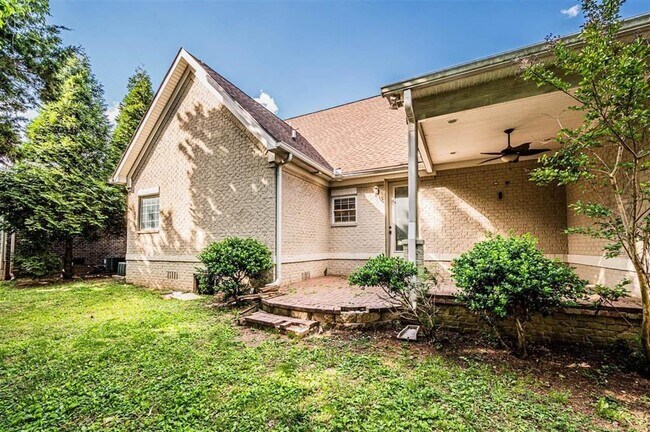 Photo - 841 Denzil Ave