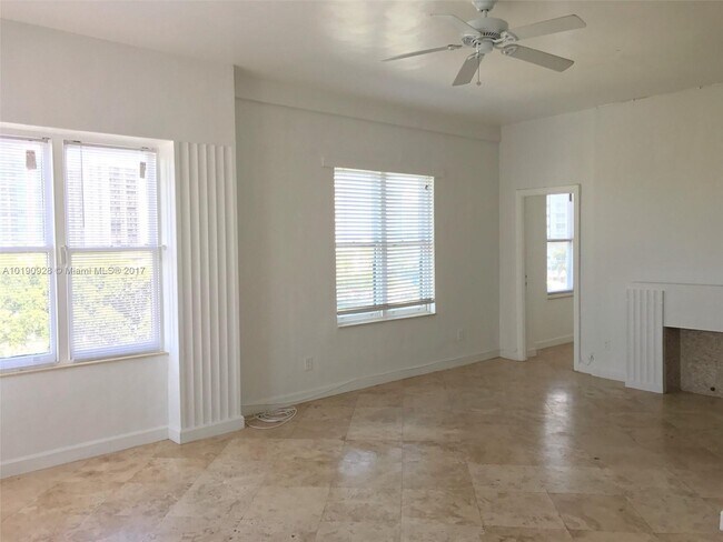 Photo - 2421 Lake Pancoast Dr Unidad 8A