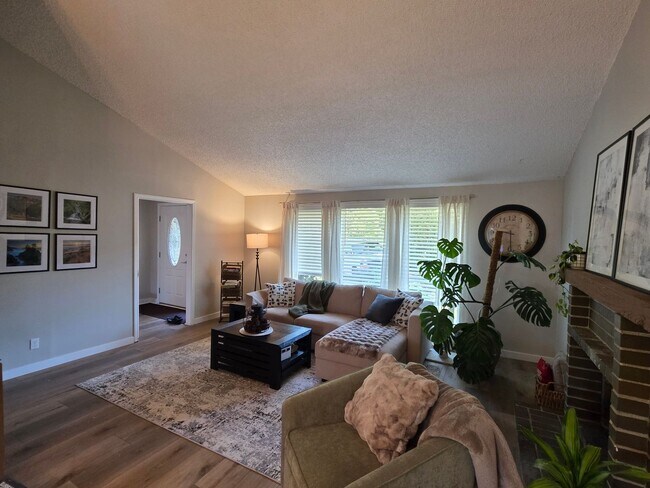 Photo - Lea Hill tri-level home - 3 bedroom 2.5 bath home - Feels like new/ Remodeled - A Must see - Avai...