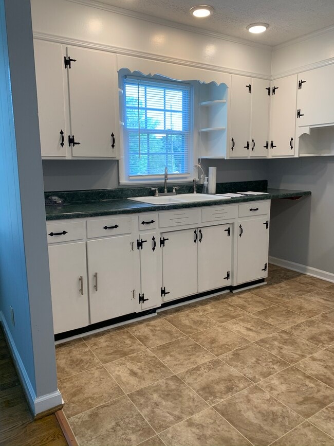 Cocina - 406 2nd Ave W